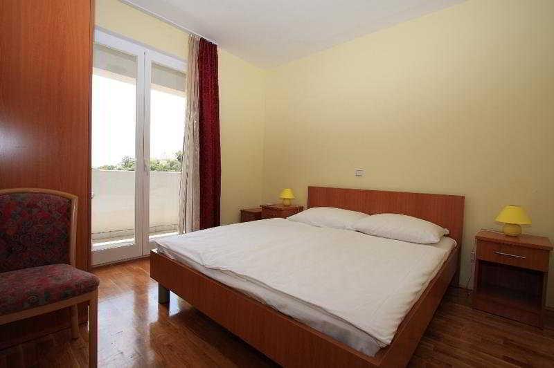 Erna Apartment *