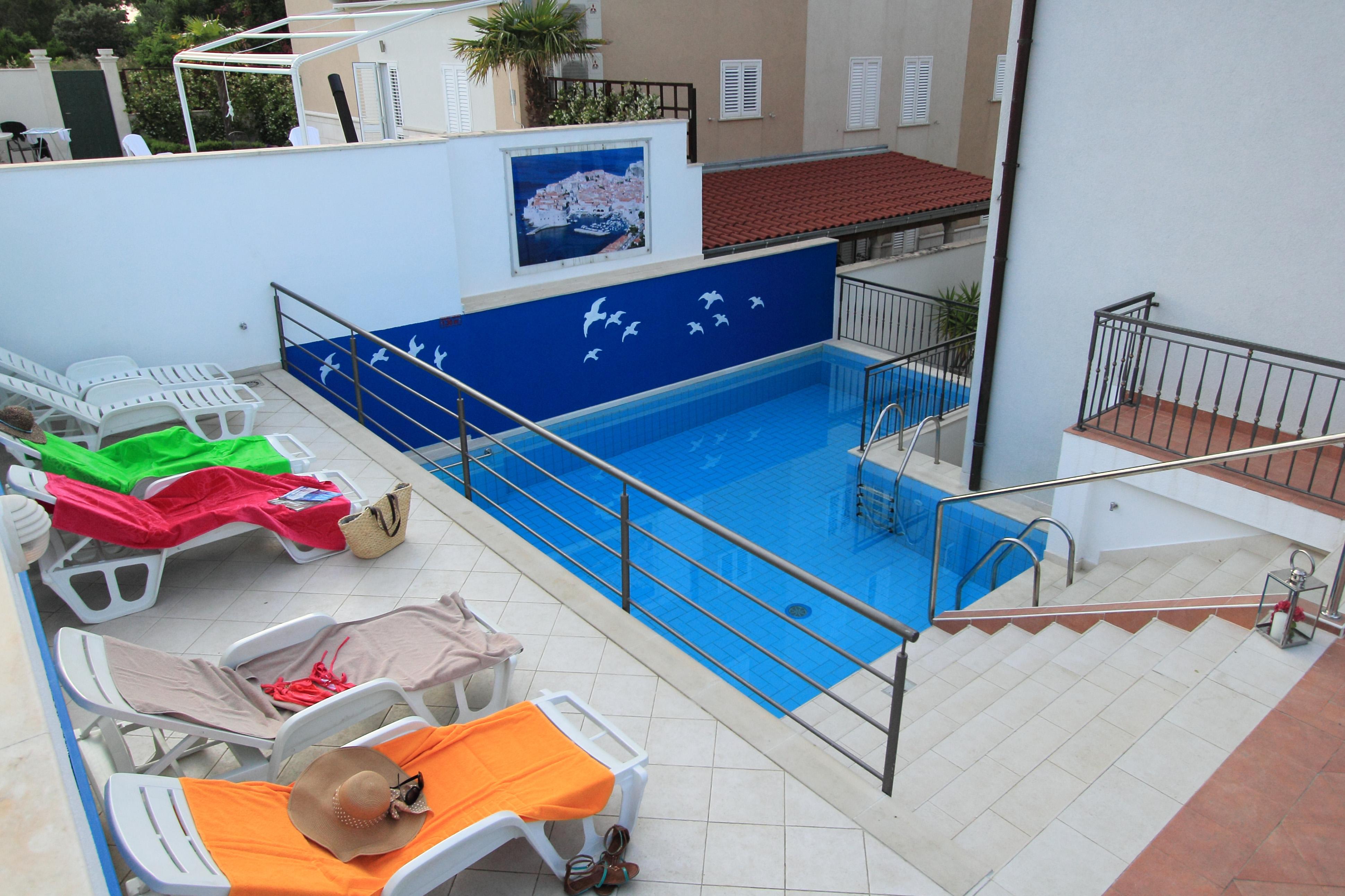 Erna Apartment *