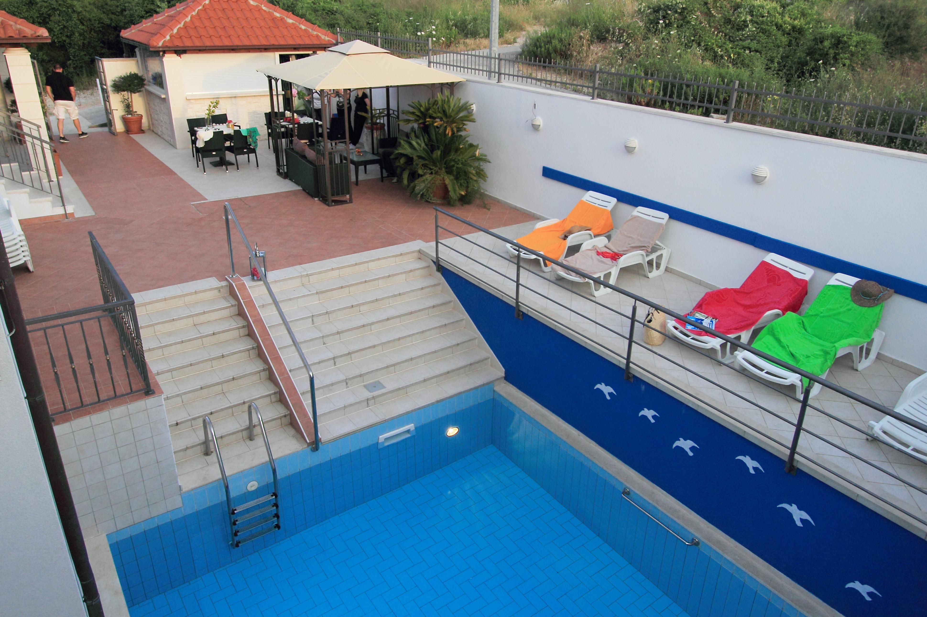 Erna Apartment *