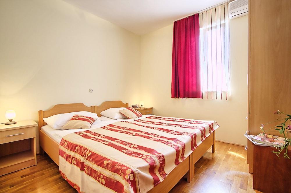 Erna Apartment *