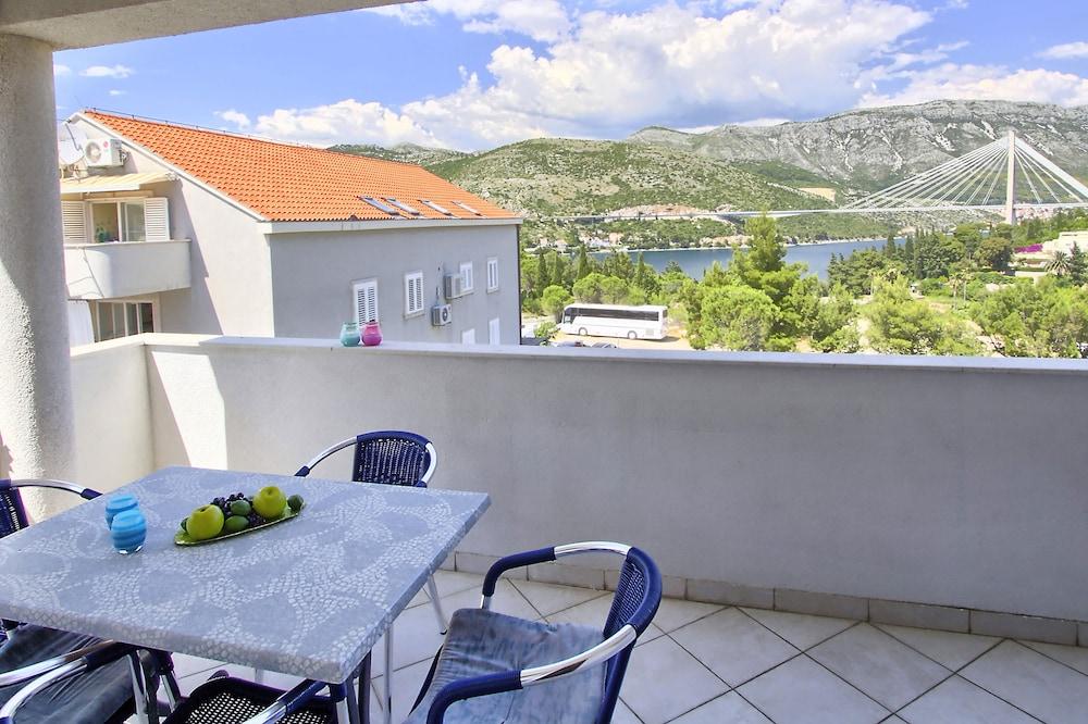 Erna Apartment *